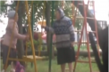 Nu au putut imparti un leagan si s-au luat la bataie. Doua pensionare din Rusia injura si se lovesc pe un teren de joaca - VIDEO