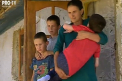 Un moldovean revenit din Germania a daruit o bucurie mamei din Lapusna care creste in saracie cinci copii: "Pentru noi e un mare ajutor" - VIDEO