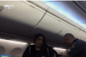 O femeie a fost tarata de agentii de paza dintr-un avion din SUA, dupa ce ar fi cerut ca cei doi patruprezi care se aflau in aeronava sa fie scosi de acolo. Aceasta le-a spus ca este alergica la caini. Cum s-a intamplat totul - VIDEO