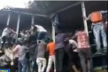 Cel putin 22 de persoane au murit, iar alte 30 au fost ranite intr-o busculada la o statie de tren din India - VIDEO
