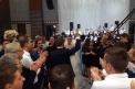 Momentul in care sotul deputatei Alinei Zotea canta la nunta lor. Toti invitatii au dansat si au batut din palme. Cum a fost primul dans al mirilor - VIDEO