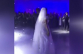 A fost nunta mare in capitala. Deputata Alina Zotea s-a maritat: invitatii au venit cu daruri patriotice, tinerii insuratei au dansat vals, iar mirele a cantat o piesa populara - VIDEO