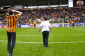 Un suporter al echipei Hull City a facut senzatie. A lovit transversala de 3 ori din 3 incercari, la un concurs organizat inainte de meci - VIDEO