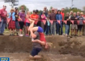 Campionat inedit in SUA, la care si-au dat intalnire zeci de familii. Barbatii au fost nevoiti sa treaca peste mai multe obstacole, tinandu-si sotiile in spate - VIDEO