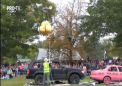 Festival neobisnuit in SUA. Dovleci gigantici au fost ridicati la o altitudine de zeci de metri cu o macara si aruncati peste automobile, facandu-le zob - VIDEO