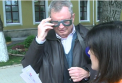 In pielea celor care au deficiente de vedere. Zeci de trecatori au primit ochelari pentru ca sa... nu vada bine: "E ceata, vedem doar ca se misca ceva". Modul inedit in care studentii de la Medicina au marcat Ziua Mondiala a Vederii - VIDEO