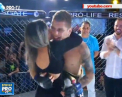 Un tanar din Brazilia a venit ca spectator la un turneu de MMA, dar a ajuns sa lupte in ring si a castigat centura de campion. La final, si-a cerut iubita in casatorie - VIDEO