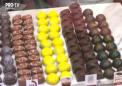 La Londra a inceput Festivalul ciocolatei, iar designerii de moda si maestrii ciocolatieri au facut echipa buna pentru a crea tinute delicioase. Vizitatori au gustat din pantofi si instrumente muzicale din ciocolata - VIDEO