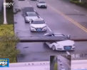 Un barbat din China se poate considera extrem de norocos. Acesta a ramas in viata, dupa ce un pilon de pe marginea drumului a cazut peste masina in care se afla - VIDEO