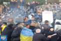 Politistii de la Kiev au recurs la gaze lacrimogene pentru a dispersa multimea, care a instalat corturi in fata Radei Supreme. Protestatarii manifesteaza de trei zile in fata parlamentului - VIDEO