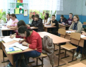 Zeci de adulti, care au deja si copii, sunt elevi la liceele serale si merg zi de zi la scoala: au luat o pauza lunga, iar acum vor sa sustina examenele de bacalaureat ca sa poata merge la facultate - VIDEO