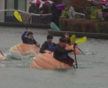 Dovleci giganti, in loc de... barci: zeci de ingeniosi dintr-un orasel din Oregon au organizat o cursa cu bostani pe apa. Cum s-au distrat participantii - VIDEO