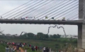 Imagini socante surprinse in Brazilia. 250 de oameni s-au aruncat de pe un pod, in acelasi timp, tinandu-se de maini. Ce au vrut sa demonstreze  - VIDEO
