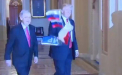 Momentul in care un protestatar a aruncat cu stegulete ale Rusiei in Donald Trump - VIDEO/FOTO