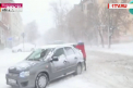 Natura s-a dezlantuit in Romania. Doua persoane au fost ranite la Bucuresti, dupa ce copacii au cazut peste masinile in care se aflau. La munte a venit iarna cu zapada de jumatate de metru - VIDEO