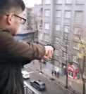 Momentul in care un tanar trage cu arma, din apartamentul in care se afla, in pietoni. Incidentul a avut loc la Harkov - VIDEO