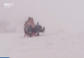 Daca intentionati sa mergeti in aceste zile in Romania, luati-va haine calduroase. Vremea s-a racit brusc in tara vecina. La munte, stratul gros de zapada a blocat numeroase drumuri - VIDEO