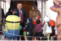 De Halloween personaje fantastice, clovni sau pompieri au inconjurat Casa Alba. Presedintele american si Prima Doamna au primit oaspeti si au impartit dulciuri - VIDEO