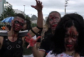 Turistii care se odihneau in liniste pe celebra plaja Copacabana din Rio de Janeiro au fost speriati de sute de zombi. Localnicii de acolo s-au costumat in aceste creaturi - VIDEO