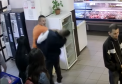 Barbat batut cu salbaticie intr-un magazin dintr-un oras din Romania. Totul s-a petrecut sub ochii copilului sau - VIDEO