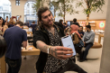 A stat la coada 3 zile pentru noul iPhone, dar a pierdut toti banii la cazinou