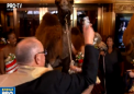 Mai multe animale din New York au fost binecuvantate inainte de spectacolele de Craciun. Cateva camile, oi si magarusi au fost stropiti cu apa sfanta - VIDEO