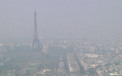Ceata a pus stapanire pe Paris. Simbolul orasului, Turnul Eiffel, abia mai poate fi vazut