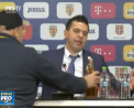 Moment inedit la conferinta de presa a selectionerului Romaniei. Cosmin Contra a primit o sticla cu tarie de la un jurnalist - VIDEO