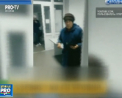 Angajata unui oficiu postal din Rusia a refuzat sa primeasca vizitatorii, desi ziua de munca nu se incheiase. Infuriata, femeia a scos un spray cu piper si le-a stropit in fata - VIDEO
