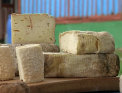 Si-a adus afacerea din Franta intr-un sat moldovenesc. Un cuplu - el francez si ea moldoveanca a deschis o mini-fabrica de cascaval: "Pentru 1 kg de cascaval avem nevoie de 10 litri de lapte". Cum a inceput totul - VIDEO