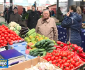 Preturile fructelor si legumelor au explodat, iar odata cu venirea iernii acestea vor creste si mai mult, spun comerciantii. Cat trebuie sa scoti din buzunar pentru un kg de castraveti - VIDEO