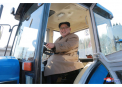 Kim Jong-un a condus un tractor cu tigara in mana. Cum a comentat zgomotul de la motor