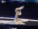 Show incendiar la Shanghai. Ingerii de la Victoria\'s Secret si-au etalat siluetele perfecte pentru prima data in China - unul dintre manechine a cazut pe podium - VIDEO