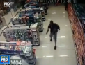 Intr-o mana pistolul, in alta copilul. Scene periculoase, surprinse in Brazilia. Un politist a impuscat doi hoti, in timp ce isi tinea copilul in brate - VIDEO