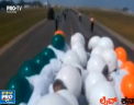 Credeti ca motocicleta este un mijloc de transport pentru doar doua persoane? Va inselati! In ea pot urca si... 58 de oameni. Un grup de indieni si-a propus sa bata un record mondial - VIDEO