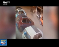 Noroc incredibil pentru un barbat din China. Acesta a ramas in viata, dupa ce o masina a intrat intr-un stalp, la cativa centimetri de el - VIDEO