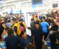 Nebunia reducerilor a cuprins ieri intreaga lume. In SUA, magazinele au fost pline ochi. Americanii si-au cumparat televizoare si gadgeturi, iar unii s-au luat la pumni pentru a obtine produsul dorit - VIDEO