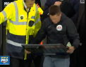 Faza speciala la un meci din liga a doua din Anglia. Un fan a devenit arbitru la meciul dintre Norwichi si Preston - VIDEO