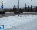 Culmea "harniciei" in orasul rus Krasnoiarsk. Cativa muncitori au fost filmati in timp ce tund iarba de sub zapada - VIDEO