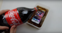 A scufundat un iPhone in Coca-Cola si l-a lasat acolo 7 zile! Ce s-a intamplat cu telefonul - VIDEO