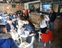 Fara prejudecati. Membrii unei fundatii din Croatia au deschis o cafenea in care chelnerii sunt persoane cu deficiente de auz - VIDEO