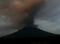 Aeroportul din Bali a fost redeschis, iar mii de turisti pot zbura acasa. Totusi, specialistii avertizeaza ca vulcanul Agung ar putea erupe din nou - VIDEO