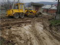 S-au bucurat ca le vor fi reparate drumurile din localitate, insa a venit ploaia si pana si utilajul adus pentru reparatii s-a impotmolit in noroi. Locuitorii din Cojusna se plang ca nu mai pot iesi din case: "Parca suntem in epoca de namol" - VIDEO