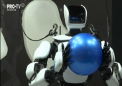 La targul de robotica de la Tokyo a fost prezentat un scaun cu roti care merge si un robot care detecteaza mirosul corpului: in viitor, robotii vor ingriji de varstnici - VIDEO