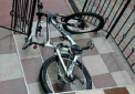 Hot cu ghinion. Un adolescent de 14 ani a fost prins in flagrant de locatarii unui bloc din capitala in timp ce incerca sa fure o bicicleta. Ce intentiona sa faca cu ea - VIDEO