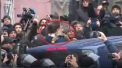 Saakasvili a fost dat jos de pe acoperisul blocului sau, de unde ameninta ca se arunca. Oamenii legii l-au urcat intr-o dubita. Proteste la Kiev - LIVE VIDEO