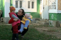 DARUIESTI SI CASTIGI: A dormit in statii cu doi copii in brate, iar acum locuieste intr-o casa care mai nu cade peste ea. Povestea unei tinere orfane care vrea sa ofere fetelor sale copilaria pe care ea doar a visat-o