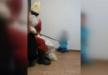 Copil, umilit si amenintat de iubitul mamei sale, care era deghizat in Mos Craciun - VIDEO
