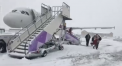 Moldovenii care au vrut sa zboare spre Londra nu au reusit nici astazi. Dupa ninsorile puternice din Marea Britanie, aeroporturile Stansted si Luton raman inchise. Cand vor fi reluate cursele - VIDEO