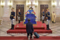 In genunchi, in lacrimi, cu tricolorul. Cum si-au luat romanii adio de la Regele Mihai - GALERIE FOTO